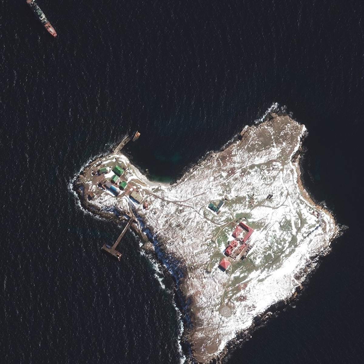 Под охраной российского корабля: остров Змеиный после захвата впервые показали на фото